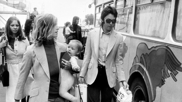 Paul McCartney a jeho žena Linda s dcérou Stellou počas turné so skupinou Wings v roku 1972 v Helsinkách. Rodina nastupuje do slávneho autobusu.