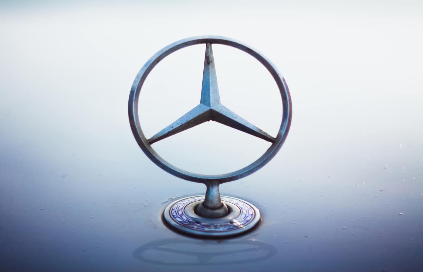 Slávnu hviezdu používa Mercedes-Benz od roku 1926, keď došlo k fúzii Daimler-Motoren-Gesellschaft (DMG) s Benzom.