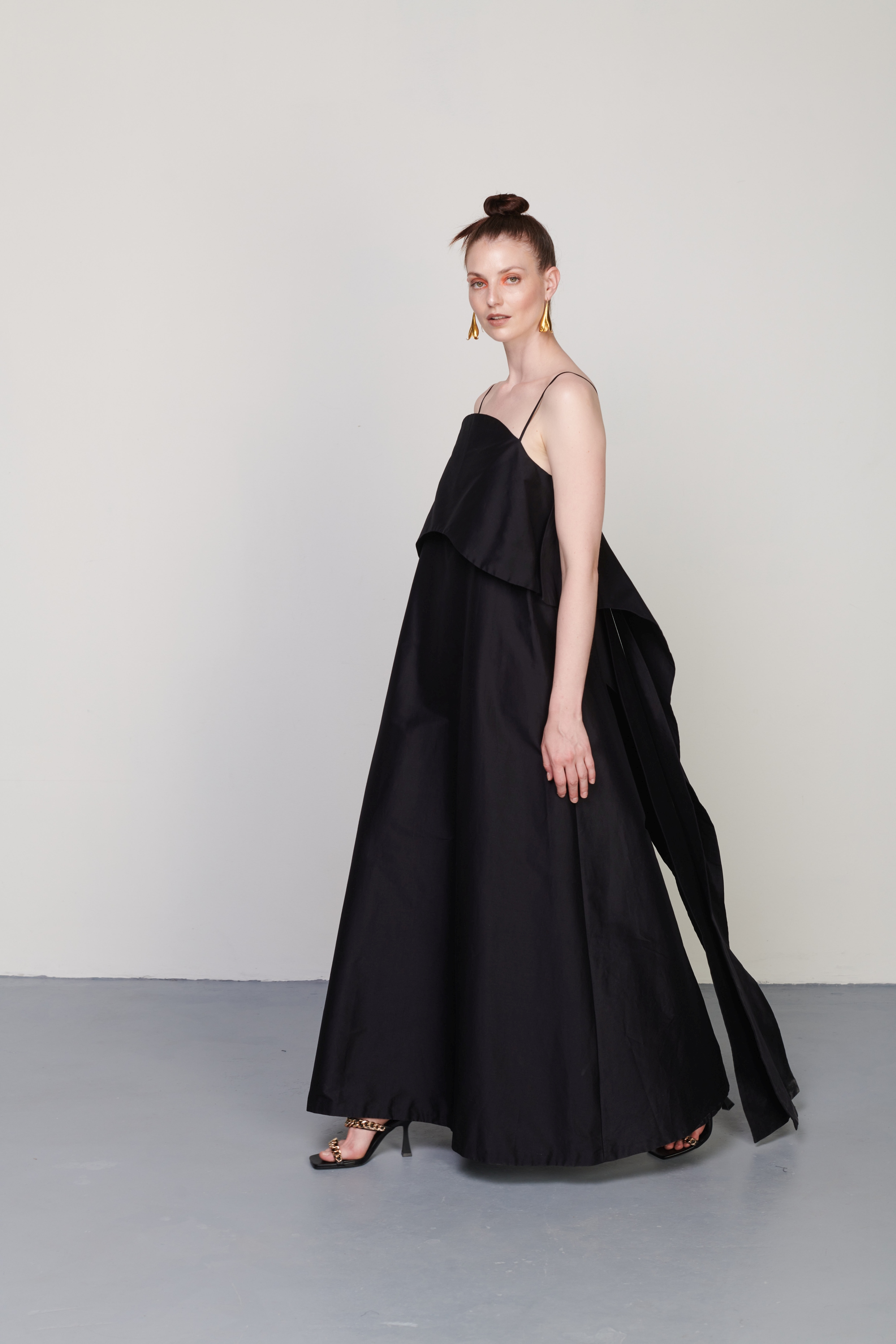Modelka v kreácii z dielne slovenskej značky MUSA atelier, za ktorou stojí dizajnérka Katarína Filan Halásová.
