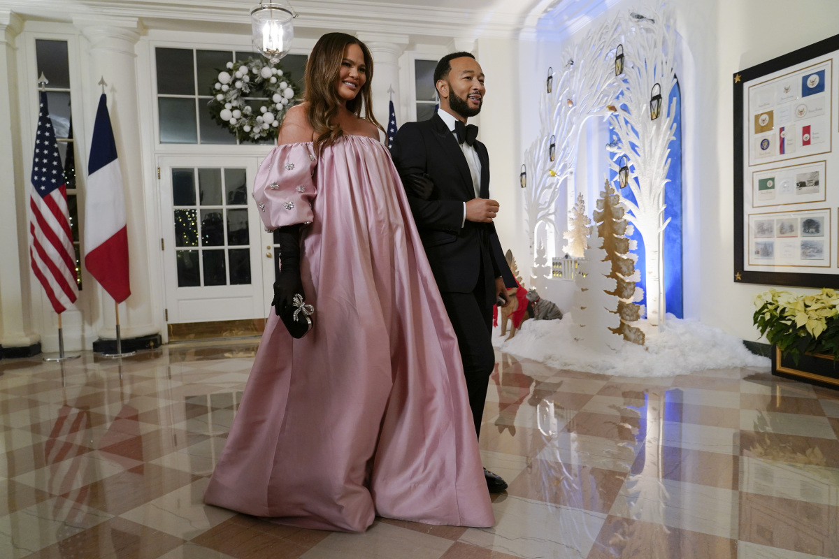 Tehotná modelka a moderátorka Chrissy Teigen a jej manžel, spevák John Legend.