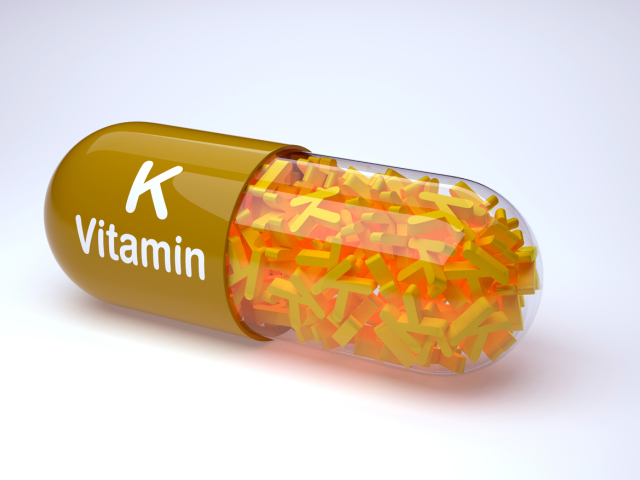 Vitamín K je rozpustný v tuku. Takže aj kapsuly by mali byť olejové. Tento obrázok je ilustračný.