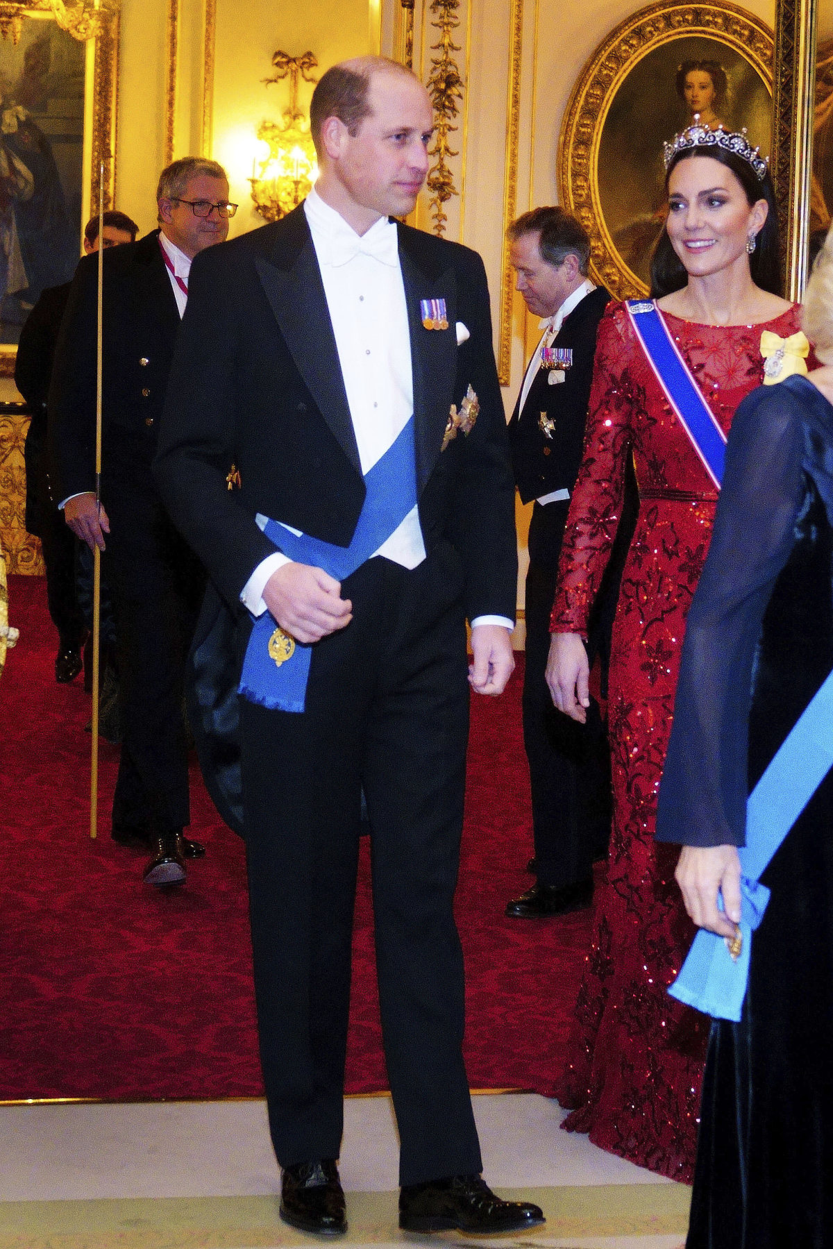 Princ William prichádza v sprievode manželky Kate