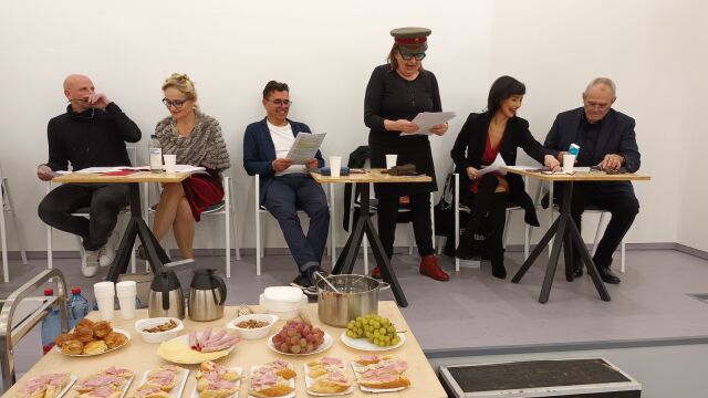 Zľava Martin matejka, Oľga Belešová, Roman Pomajbo, Zuzana Kronerová, Daniela Šinkorová a Milan Kňažko.