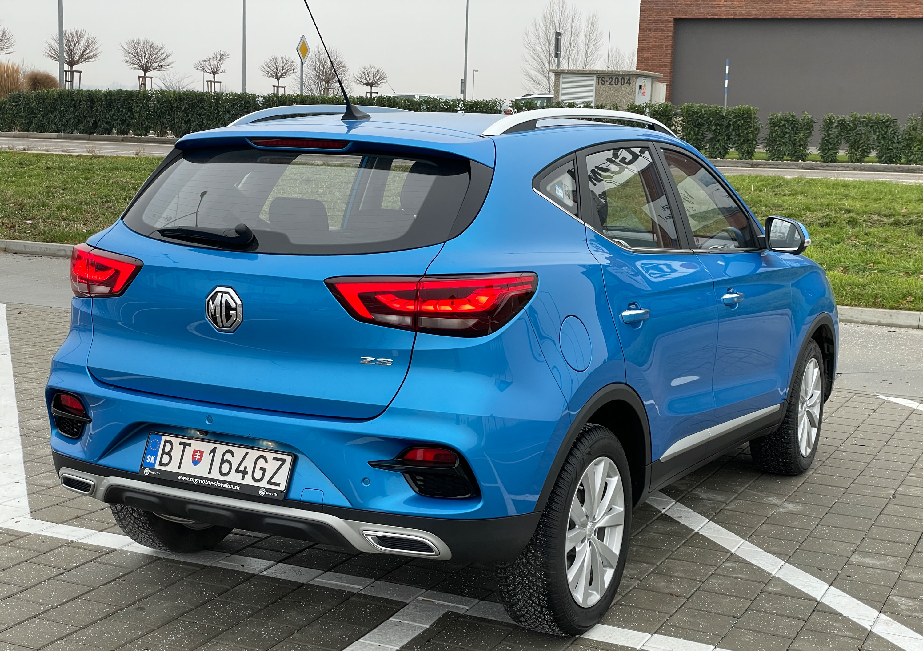 Tak ako mnohé iné autá neodolalo ani MG ZS móde falošných výfukov. Potešia však pekné zadné LED svetlá.
