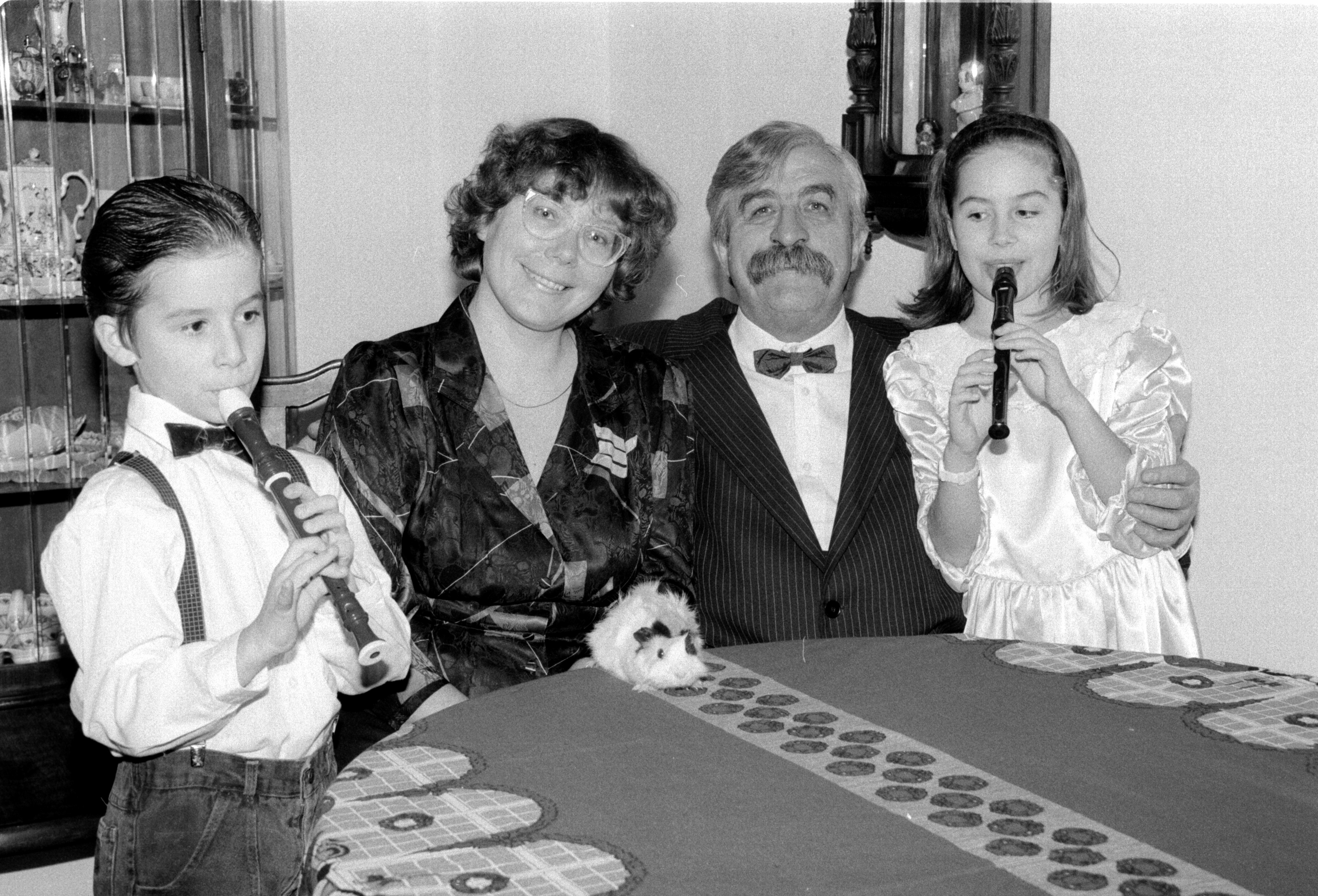 Sviatočné chvíle si treba vedieť užiť. Rodina Satinských - syn Janko, mama Viera, otec Július a dcéra Lucia.