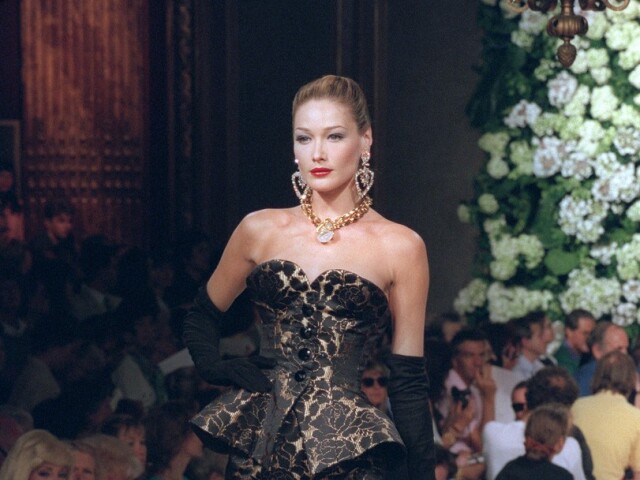Carla Bruni na zábere z roku 1995