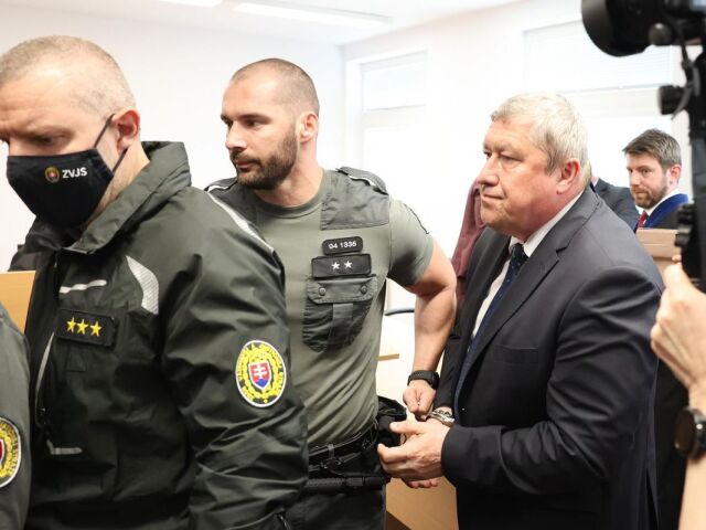 Bývalý špeciálny prokurátor Dušan Kováčik, ktorého právoplatne odsúdili, si odpykáva osem rokov za mrežami. Druhá časť trestu mala byť povinnosť zaplatiť štátu 100-tisíc. Kováčik je právoplatne odsúdený za prijatie úplatku 50-tisíc eur, za ktorý podržal takáčovca Ľubomíra Kudličku. Vinný je aj z toho, že Ľudovítovi Makóovi vynášal zo spisu.