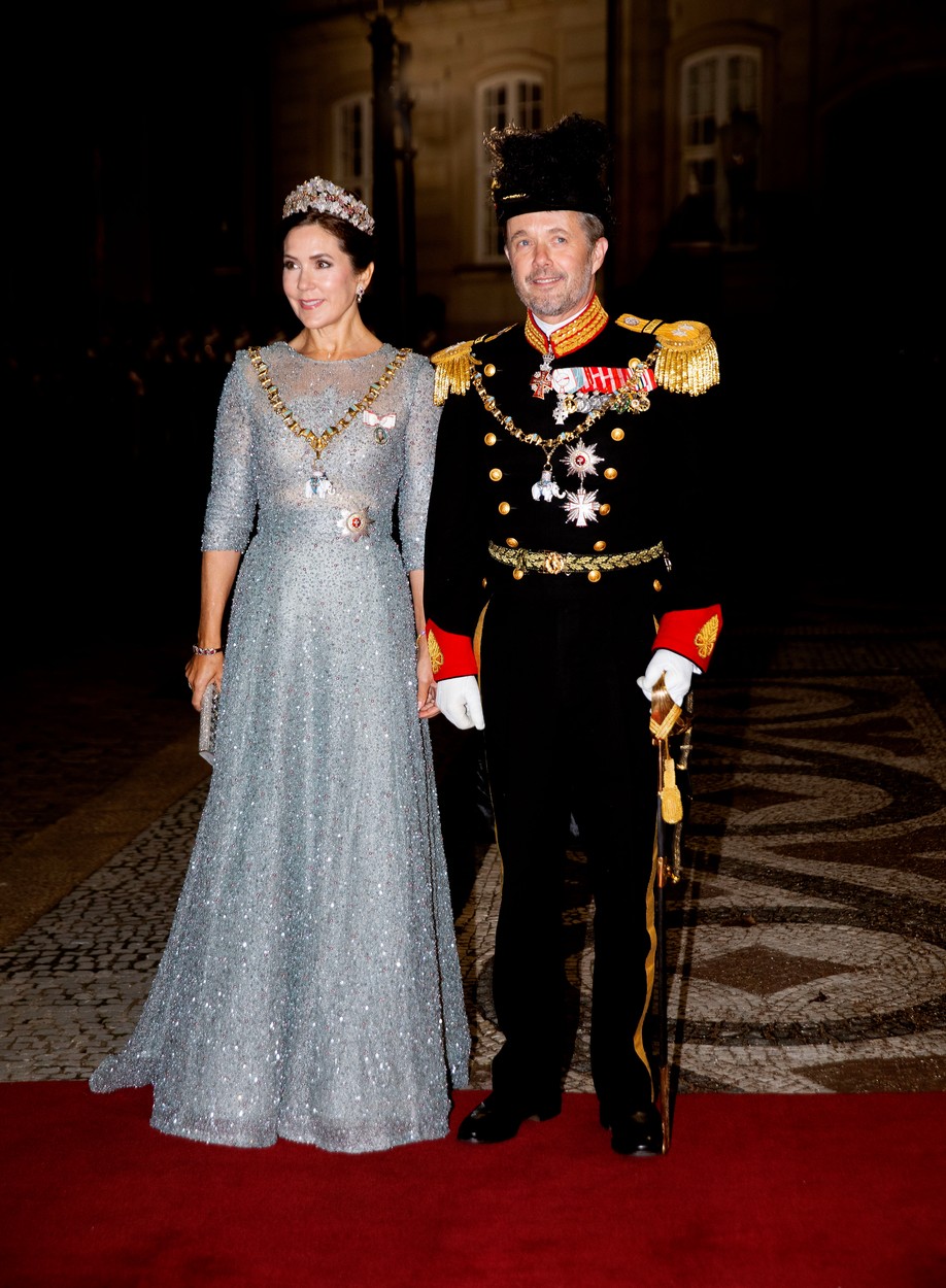 Dánska korunná princezná Mary a korunný princ Frederik sa takto objavili na novoročnej recepcii na zámku v Amalienborgu v Kodani.