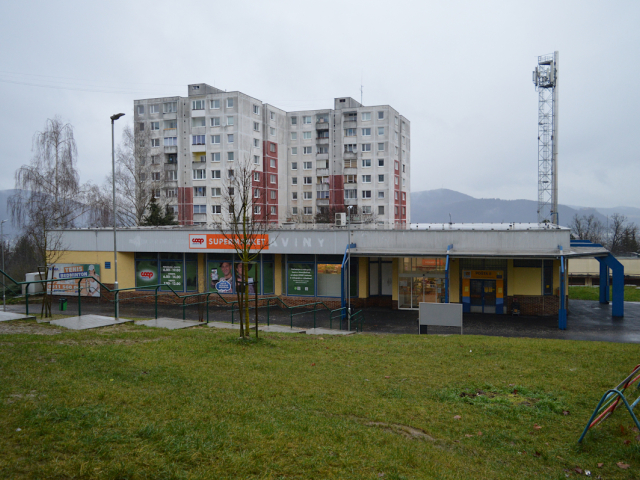 Sídlisko Rozkvet sa nachádza na kopci. Ak príde o poštu, dochádzanie na zvyšné pobočky môže byť problém pre starších ľudí či pre ľudí so zdravotnými problémami.