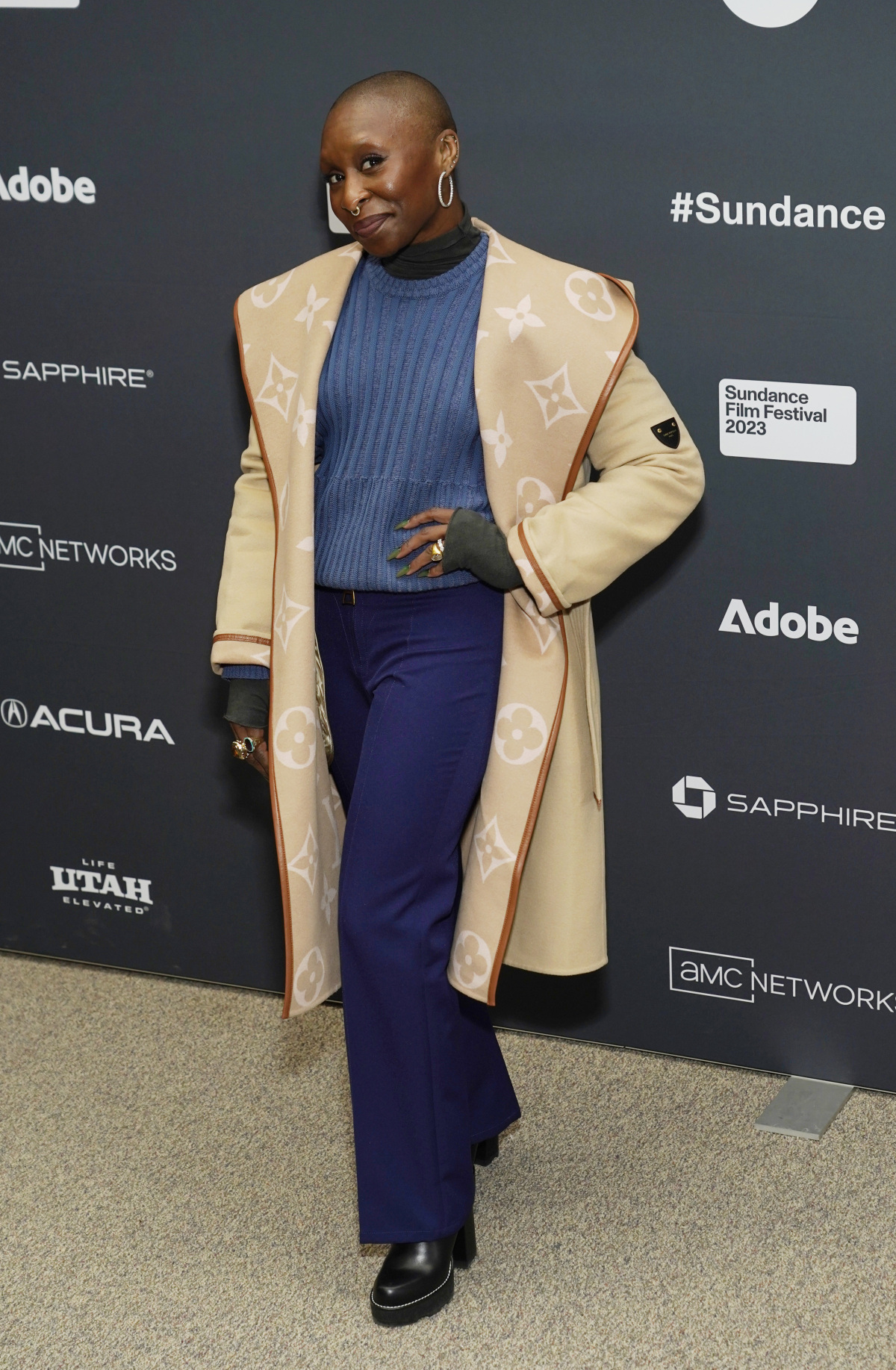 Herečka Cynthia Erivo v kabáte Louis Vuitton. 
