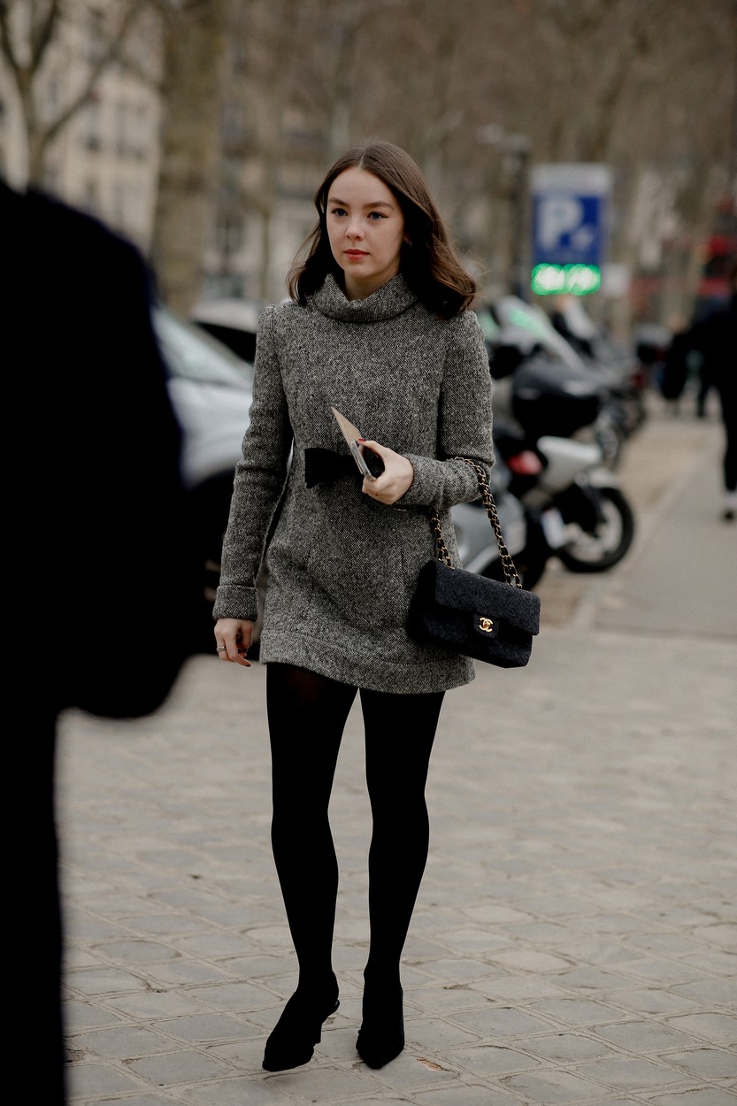 Princezná Alexandra Hanoverská, najmladšia dcéra monackej princeznej Caroline, prichádza na prehliadku Chanel Haute Couture Jar/Leto 2023 v Paríži.