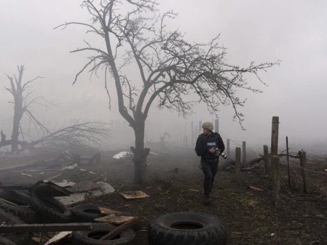 Fotograf agentúry Associated Press Jevhen Maloletka v dokumentárnej snímke 20 dní v Mariupole, ktorá je dielom ukrajinského vojnového reportéra a filmára Mstyslava Černova.