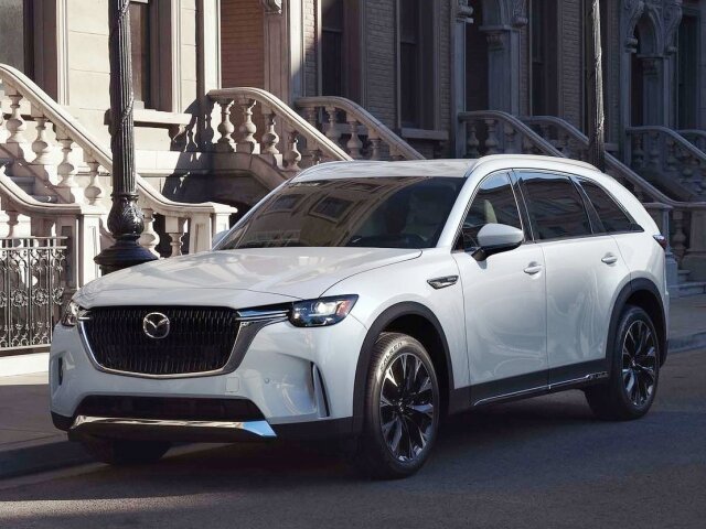 Mazda CX-90 je nielen dlhšia, ale aj širšia v porovnaní s CX-60. Umožňuje to modularita jej prémiovej platformy.