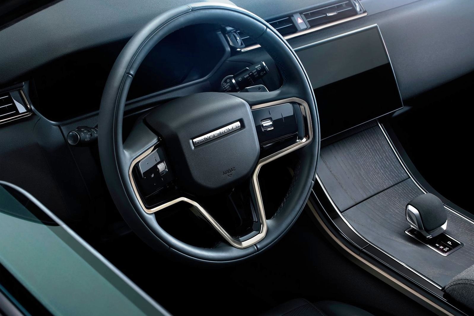 V kabíne je najväčšou zmenou nový infotainment PiVi Pro s jediným 11,4 palcovou zakrivenou obrazovku. Analógové ovládače prakticky zmizli.