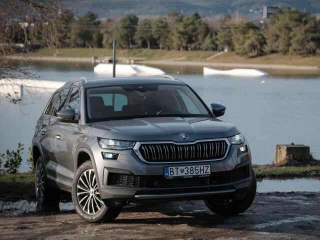 Modernizovaný Kodiaq podstúpil najviac zmien v prednej časti Má novú širšiu masku v štýle Octavie užšie LED svetlá. Tie pôvodné sa nám ale páčili viac.
