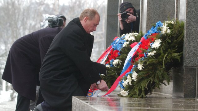 Prezident Ruskej federácie Vladimír Putin položil veniec k pamätníku sovietskej armády na Slavíne 25. februára 2005.