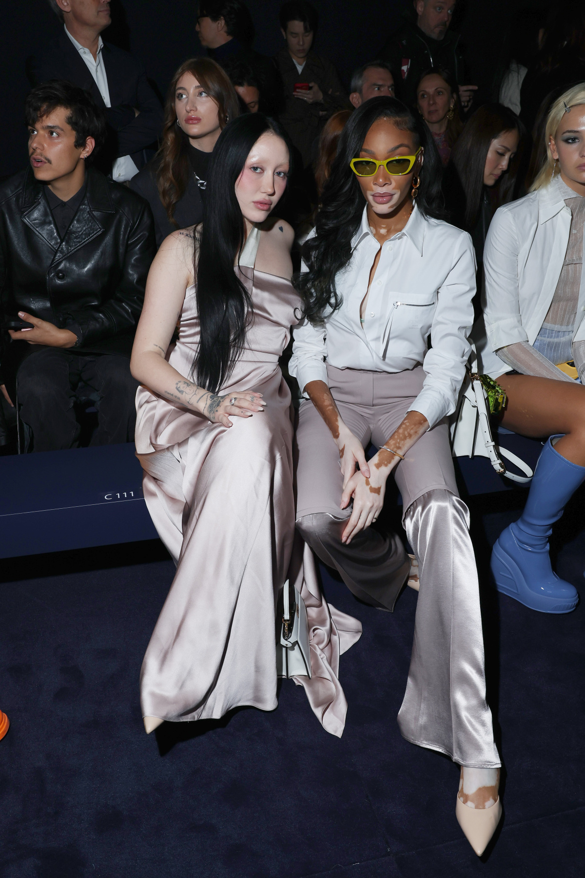 Noah Cyrus (vľavo) a modelka Winnie Harlow