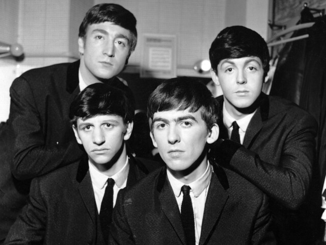 Skupina Beatles v roku 1963: John Lennon a Paul McCartney (hore), Ringo Starr a George Harrison (dole).