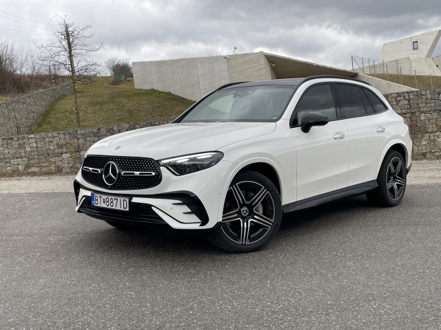 Nová generácia GLC vyznáva hladké línie. Po prvýkrát sa reflektory dotýkajú masky. A premiéru tu má aj technológia Digital Lights.  Náš exemplár bol navyše vyšperkovaný športovými doplnkami z dielne AMG. Ale s citom.