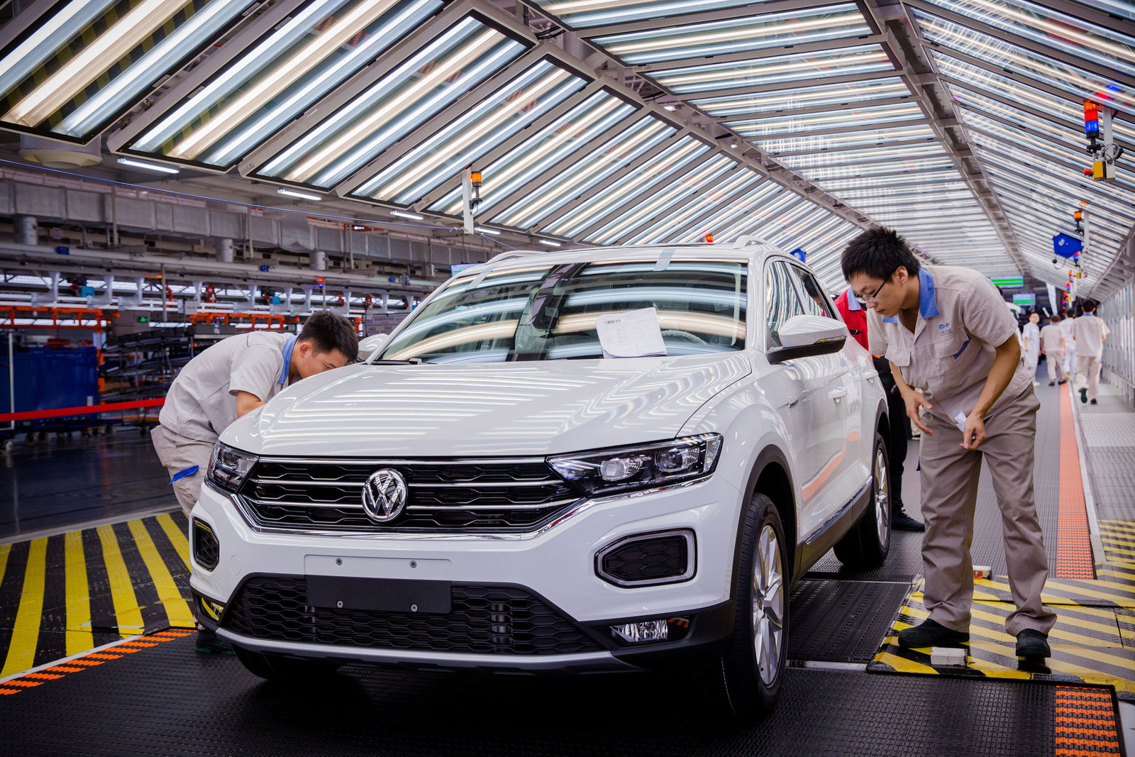 Volkswagen sa s nevôľou prizerá, ako jeho nové autá vyrábané v Číne, prúdia do Ruska cez sprostredkovateľov.