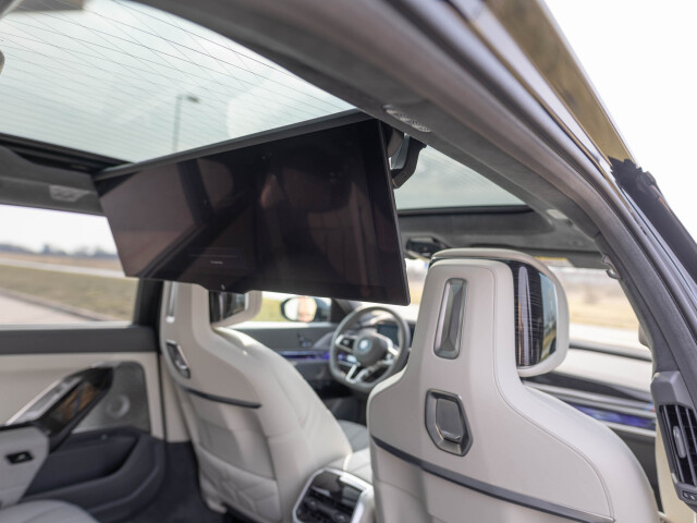 Domáce kino" dokázalo BMW skombinovať s panoramatickou strechou.