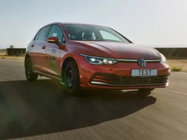 Testovacím vozidlom bol VW Golf ôsmej generácie, typický predstaviteľ triedy, ktorá obúva profil 205/55 R16.