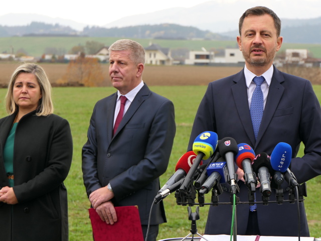 Na snímke sprava predseda vlády Eduard Heger (OĽaNO), minister zdravotníctva Vladimír Lengvarský (nominant OĽaNO) a predsedníčka Žilinského samosprávneho kraja (ŽSK) Erika Jurinová počas tlačoveho brífingu k výstavbe novej Univerzitnej nemocnice sv. Martina v Martine 4. novembra 2022.