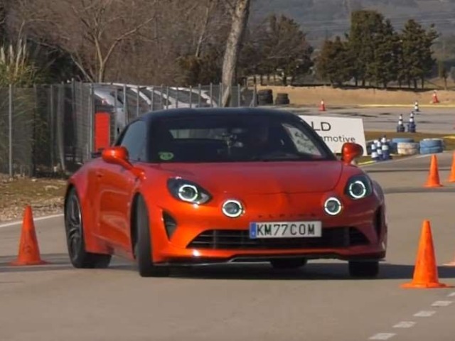 V disciplíne slalomu Alpine A110 S vytvorila nový rekord. Porazila napríklad drahšiu Toyotu Supra, BMW Z4 či „nadupaný“ Mercedes-Benz A45 AMG a Audi RS3.
