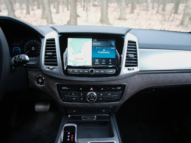 Infotainment je na úrovni. Rexton má 12,3.-palcový virtuálny kokpit aj 9,3-palcovú dotykovú obrazovku. Našťastie má však aj hardvérové ovládače. A nie je ich málo, vrátane samostatného panelu klimatizácie.
