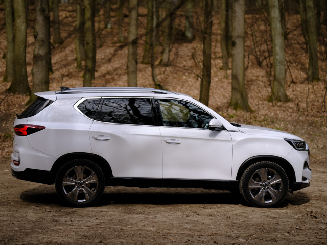Rozmermi zapadá Rexton jednoznačne do triedy veľkých SUV a off-roadov. Je podobne veľký ako Toyota Land Cruiser čo VW Touareg.