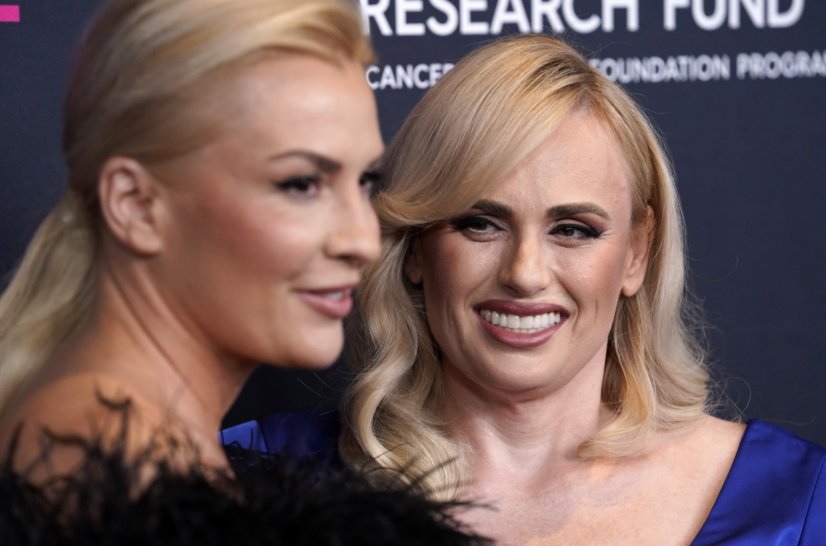 Ramona Agruma a jej snúbenica - herečka Rebel Wilson