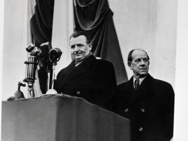 Klement Gottwald reční v Prahe na Staromestskom námestí (snímka je z februára 1948, tri dni po komunistickom prevrate). Po jeho smrti sa stal novým prezidentom Antonín Zápotocký, ktorý na tribúne stojí za ním.