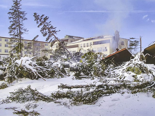 Takto vyzeral ústav po víchrici v novembri 2004. Extrémny vietor dosahoval až silu orkánu a nadlho poznačil Vysoké Tatry.