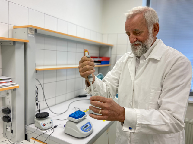 Dr. Alojz Bomba vo svojom laboratóriu.