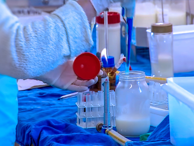 Získa vedecké laboratórium materské mlieko od ženy, ktorá nikdy neužila antibiotiká?