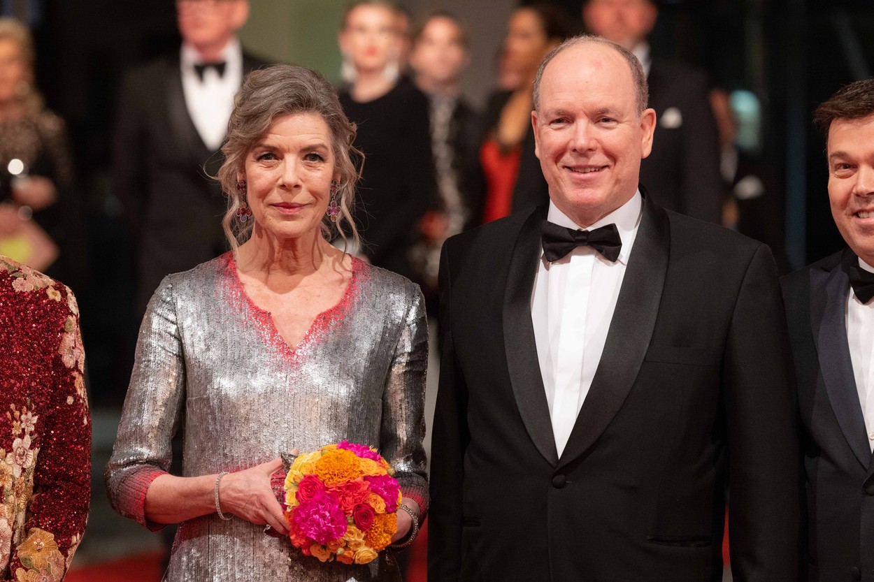 Knieža Albert II. sa opäť spoľahol na garde svojej staršej sestry, princeznej Caroline. Po princeznej Charlene, jeho manželke, nebolo ani stopy.