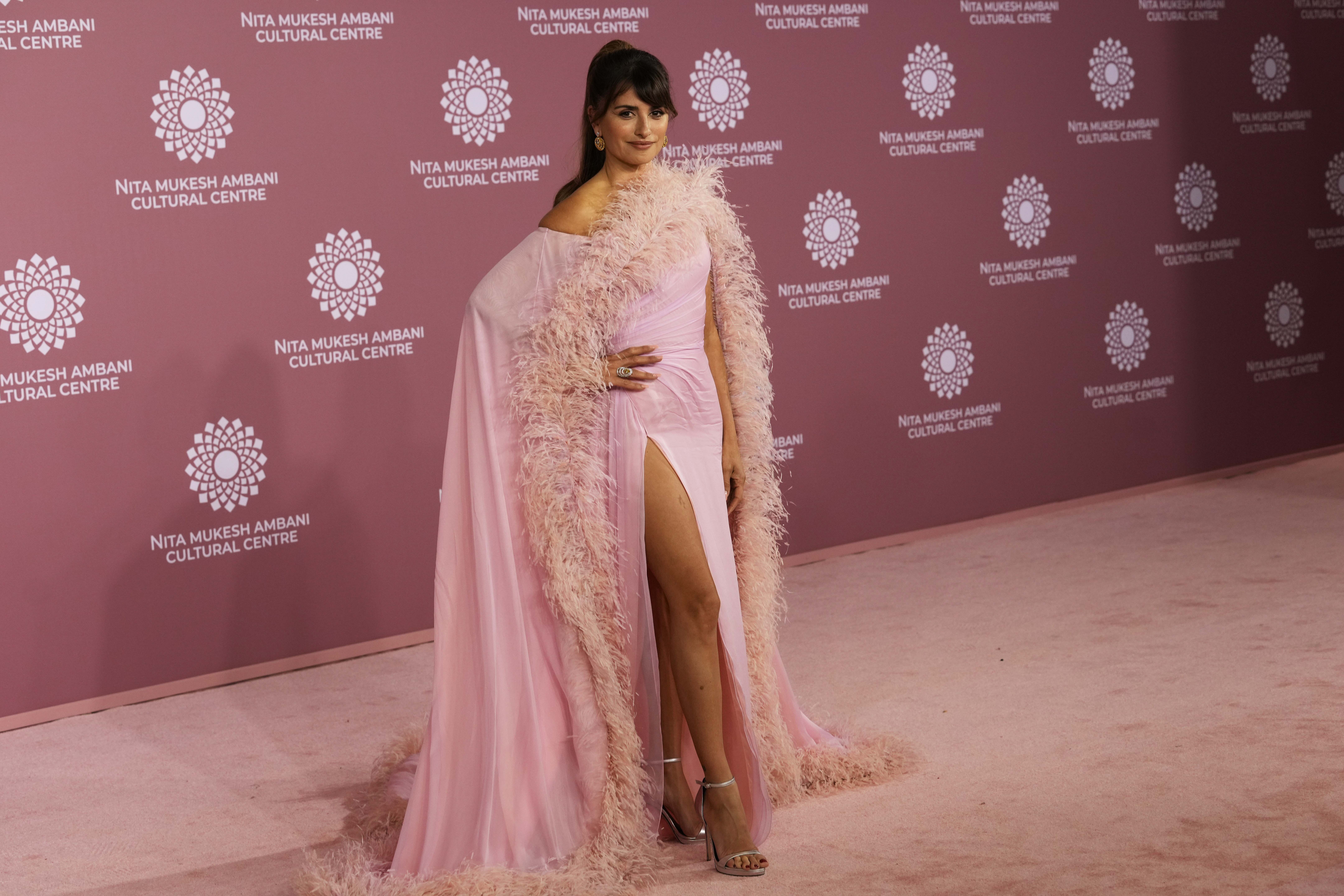 Španielska herečka Penélope Cruz v kreácii od dizajnérky Tamary Ralph na červenom koberci v Bombaji.