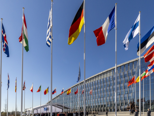 V sídle Severoatlantickej aliancie v Bruseli už veje aj fínska vlajka.