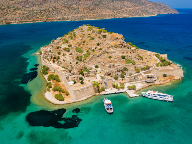 Grécko, Spinalonga, more, dovolenka, ostrov, pláž, lode, člny