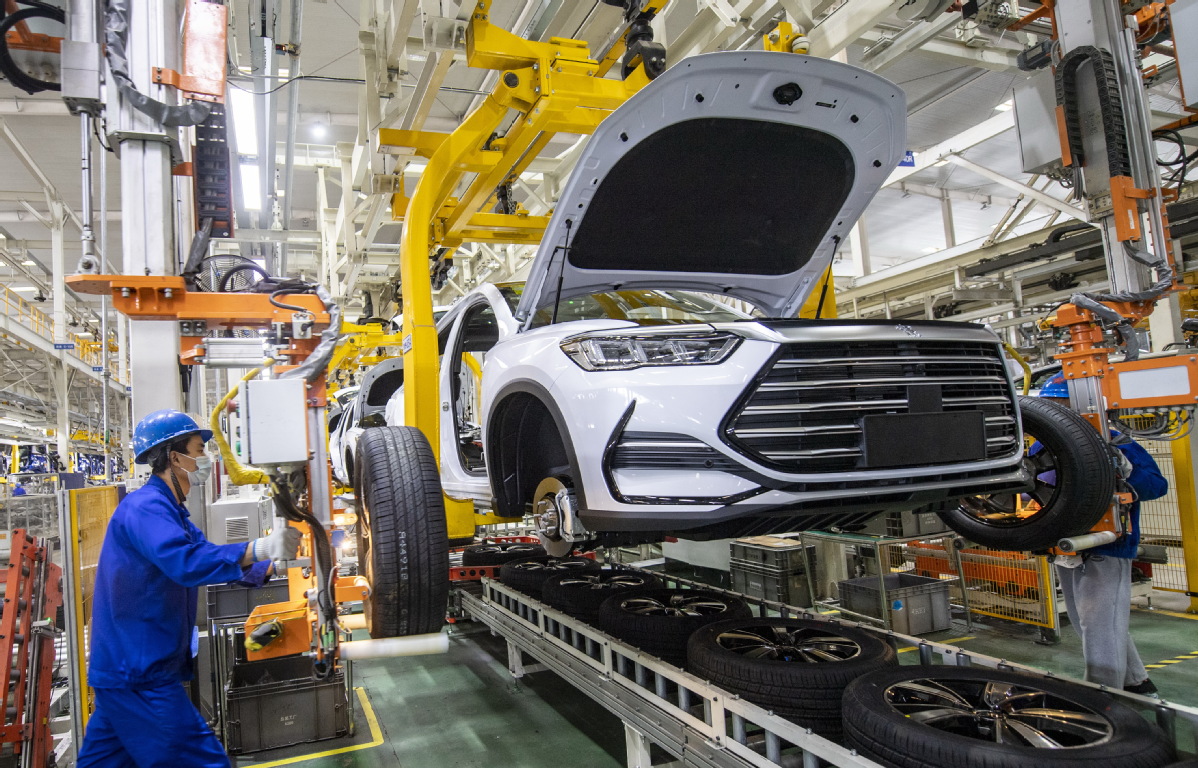 Najväčší výrobca nabíjateľných áut na svete, čínska spoločnosť BYD, vyzýva 12 veľkých čínskych automobiliek na spoločný postup pri svetovej ofenzíve.