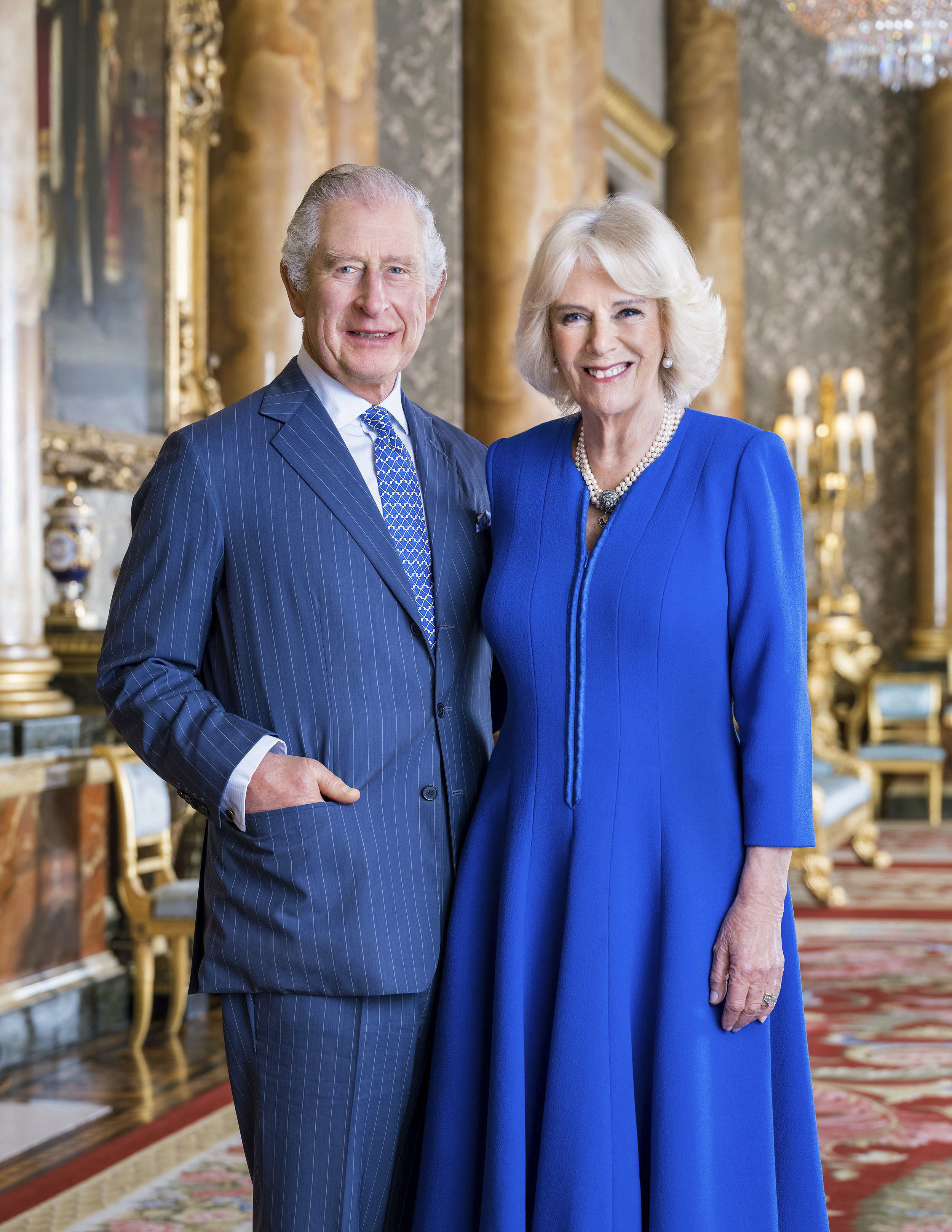 Na snímke, ktorú vydal Buckinghamský palác v utorok 4. apríla 2023, britský kráľ Karol III. a kráľovná manželka Kamila pózujú v Modrom salóne Buckinghamského paláca v Londýne.