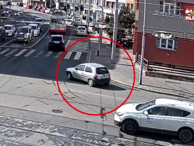 nezabezpečené auto cúvalo bez vodiča