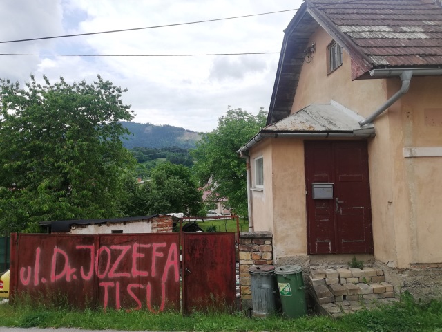 Ulica Dr. Jozefa Tisu, Varín, brána