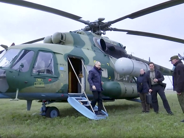 Na videosnímke ruský prezident Vladimir Putin vystupuje z vrtuľníka na neznámom mieste.  18.4.2023.