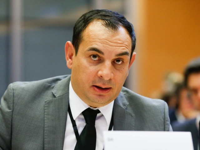 Europoslanec Peter Pollák starší kritizuje za nečinnosť aj ministrov súčasnej vlády.