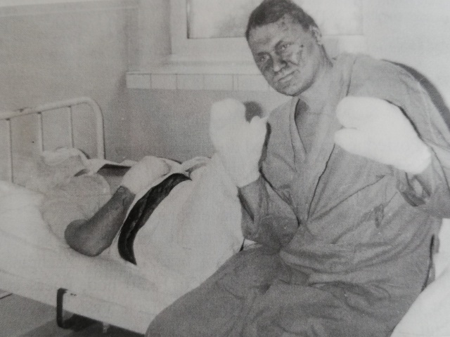 Banskí záchranári Ľubomír Kubíček (vpravo) a Marián Pastucha (ležiaci) v nemocnici po výbuchu sekundárneho metánu v Bani Nováky v novembri 1991.