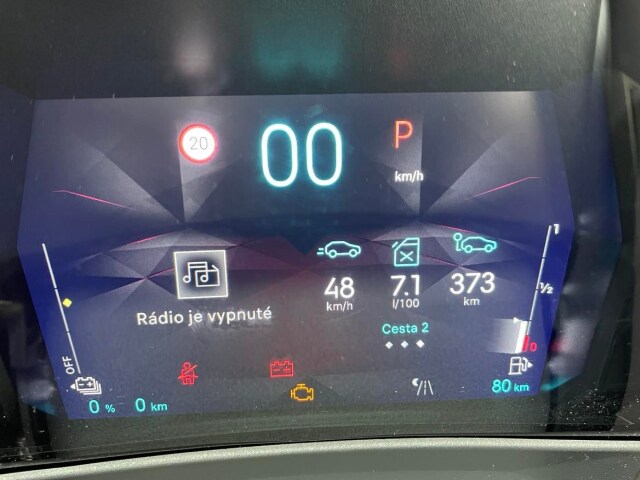 Spotreba veľmi závisí od toho, ako často tento plug-in hybrid nabíjate. Ak nie rátajte s priemerom nad sedem litrov. Ak pravidelne, môže sa pohybovať pod šiestimi litrami.
