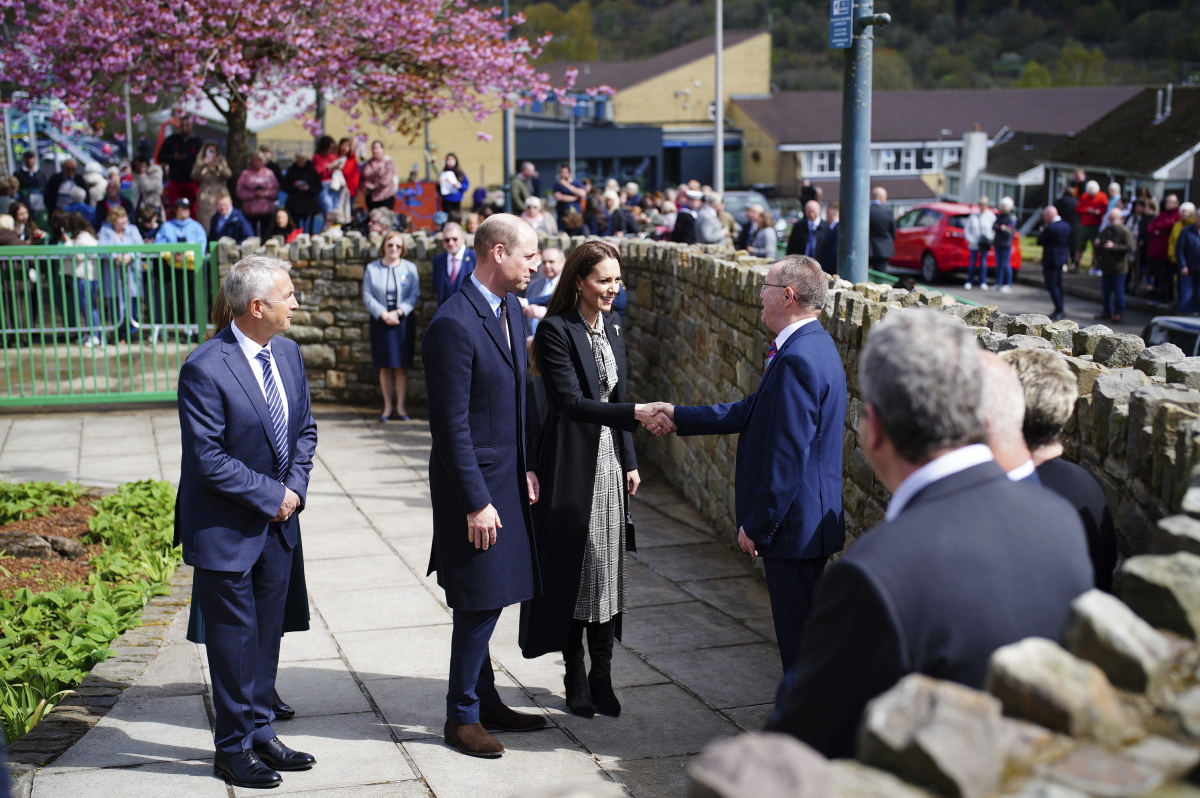 Princ William a princezná Kate sa zhovárali s Davidom Daviesom