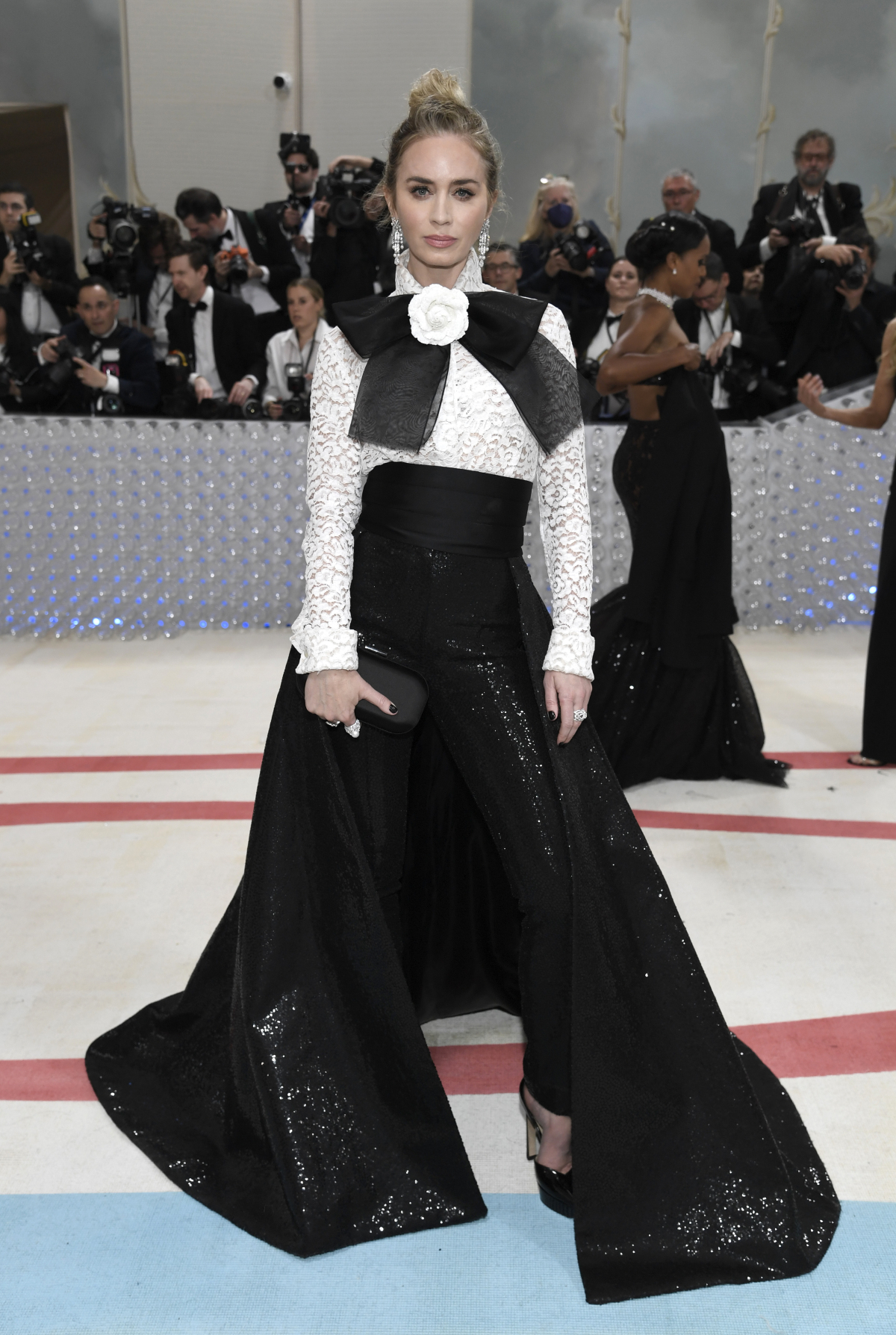 Britská herečka Emily Blunt si obliekla model Michael Kors.