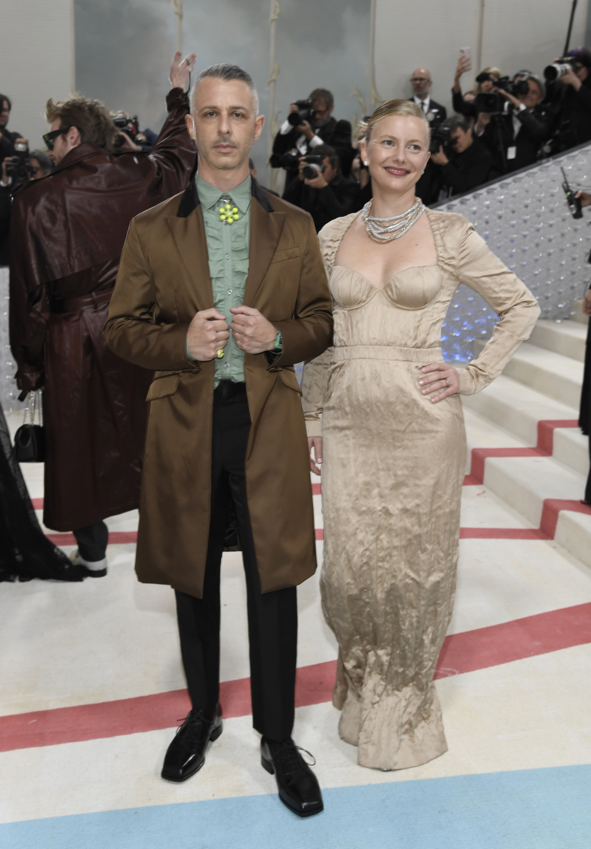 Herec Jeremy Strong a jeho partnerka Emma Wall.